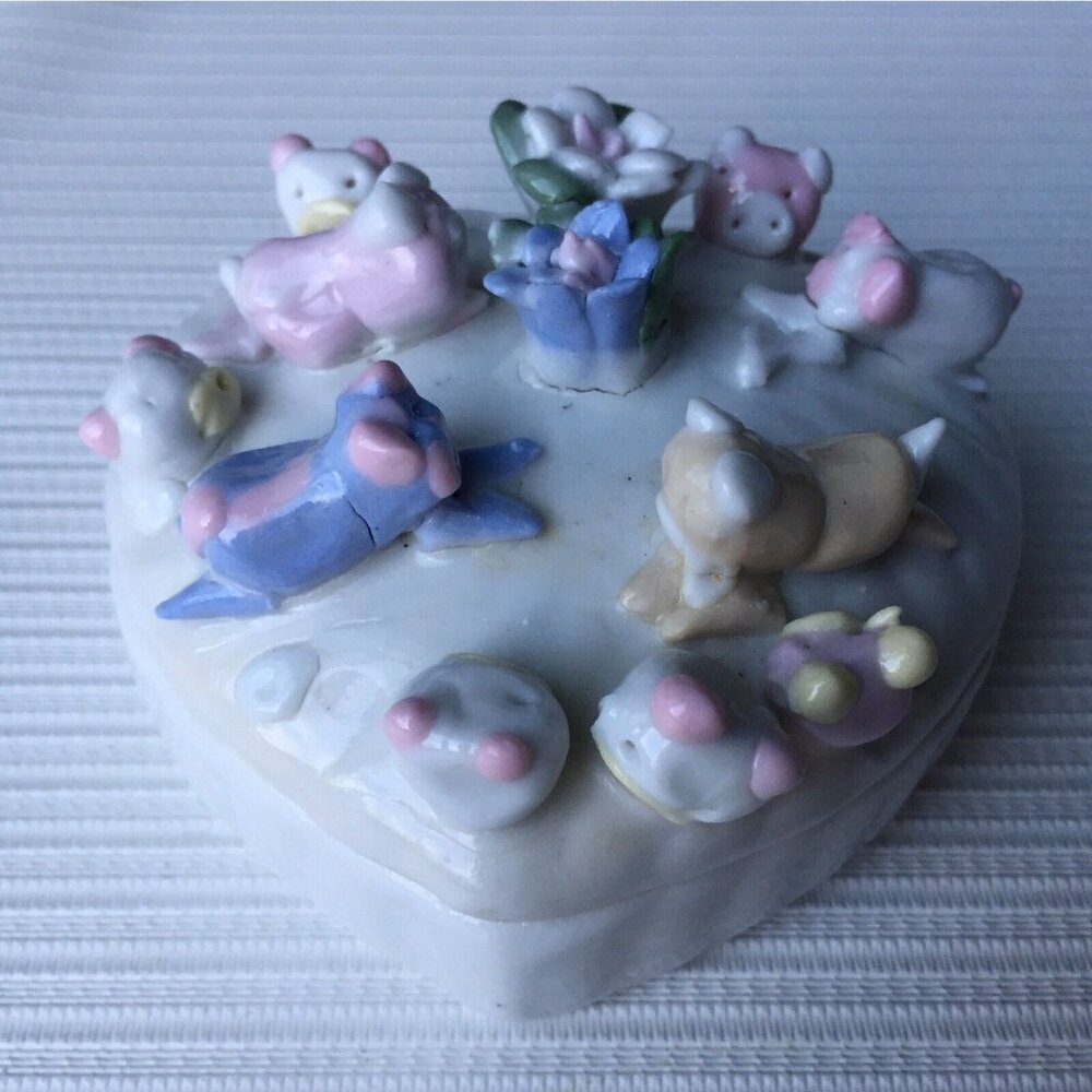 Heart Shaped Jewelry Trinket Box Cute Little Pigs and Flowers on Lid Vintage 3"